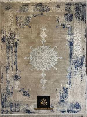 تصویری از فرش 700 شانه زیبای وینتیج بژ سرمه‌ای ارزان قیمت کد 72522 با طراحی کلاسیک و مدرن که ترکیبی هماهنگ از رنگ‌های بژ و سرمه‌ای را به نمایش می‌گذارد. این فرش دارای حاشیه‌های تزئینی، نقوش گل‌دار اطراف و طرح هندسی متقارن در مرکز است، که جلوه‌ای از اصالت هنری و سنت ایرانی را به همراه دارد